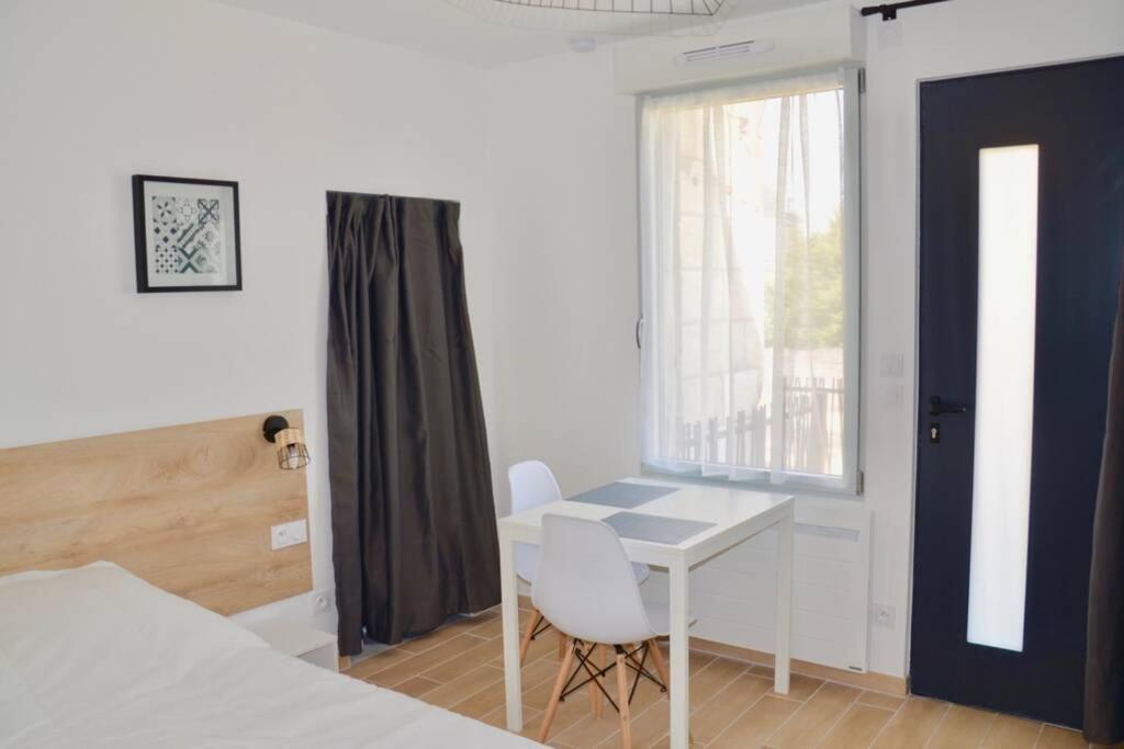 Superbe Studio Idealement Situe ! Avoine Luaran gambar